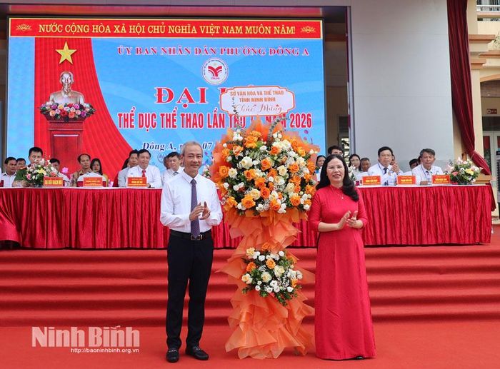 Đại diện lãnh đạo Sở Văn hóa và Thể thao tặng hoa chúc mừng Đại hội. Ảnh: Minh Thuận