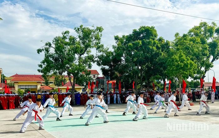 Đồng diễn võ karatedo của các em học sinh Trường THCS Chất Bình. Ảnh: Lan Anh