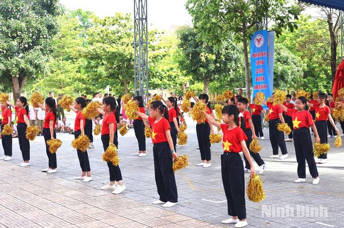Màn đồng diễn thể dục của học sinh Trường Tiểu học Lộc Hòa tại Đại hội. Minh Thuận