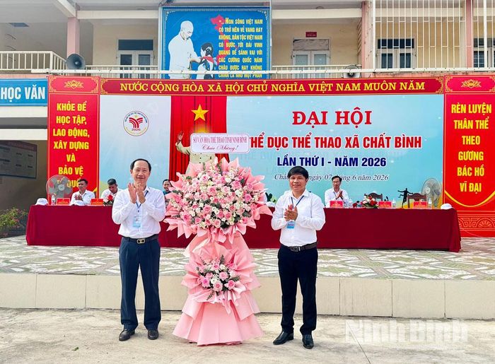 Lãnh đạo Sở văn hóa và Thể thao tặng hoa chúc mừng Đại hội. Ảnh: Lan Anh