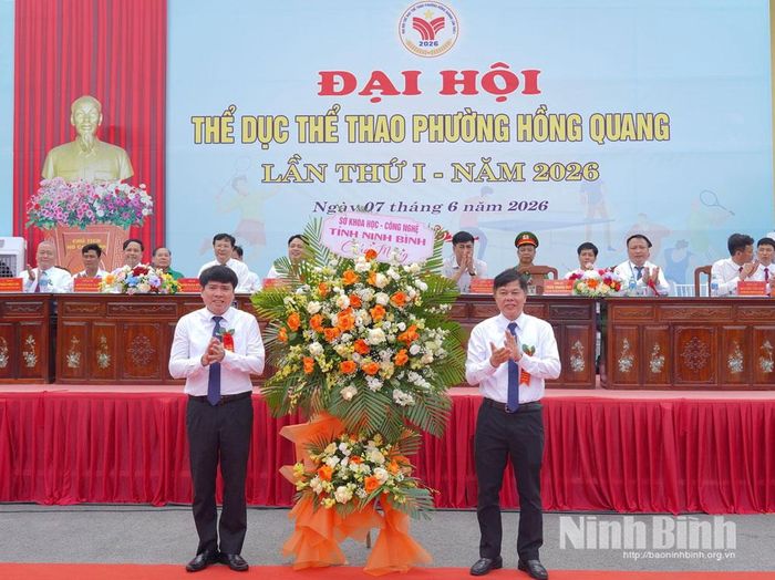 Đồng chí Vũ Trọng Quế, Tỉnh ủy viên, Giám đốc Sở Khoa học và Công nghệ tặng hoa chúc mừng Đại hội. Ảnh: Diệu Linh