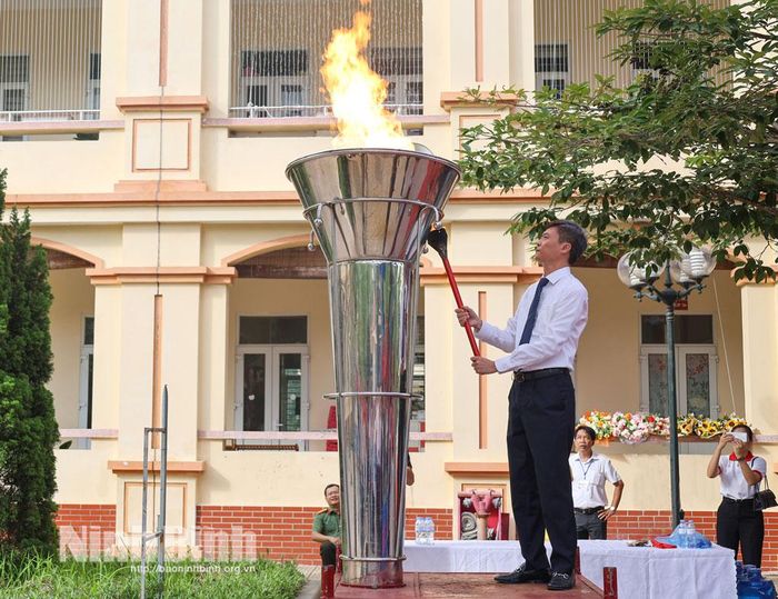 Đồng chí Nguyễn Xuân Hồng, Tỉnh ủy viên, Bí thư Đảng ủy, Chủ tịch HĐND phường Đông A thắp lửa khai mạc Đại hội TDTT phường Đông A lần thứ nhất năm 2026. Ảnh: Minh Thuận