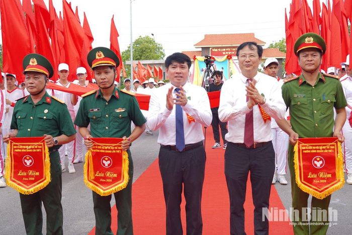 Lãnh đạo phường Hồng Quang tặng cờ lưu niệm cho các đoàn tham gia diễu hành tại Đại hội. Ảnh: Diệu Linh