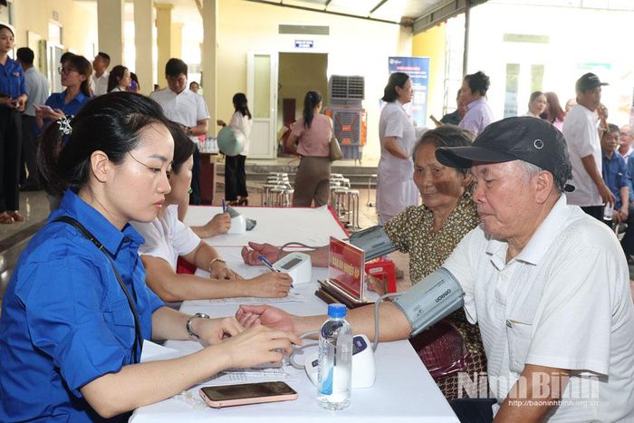 Khám tư vấn huyết áp cho người dân.