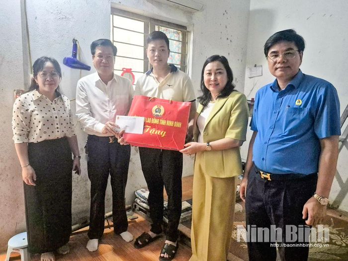 Đồng chí Đinh Thị Lụa, Phó Bí thư Tỉnh ủy, Chủ tịch Ủy ban MTTQ Việt Nam tỉnh tặng quà cho người lao động khu nhà trọ, phường Phù Vân.