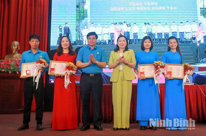 Các đồng chí: Phó Bí thư Tỉnh ủy, Chủ tịch Ủy ban MTTQ Việt Nam tỉnh Đinh Thị Lụa; Chủ tịch LĐLĐ tỉnh Nguyễn Hải Long tặng Bằng Lao động sáng tạo của Tổng LĐLĐ Việt Nam cho các cá nhân tiêu biểu vì có thành tích xuất sắc trong phong trào thi đua trên địa bàn tỉnh.
