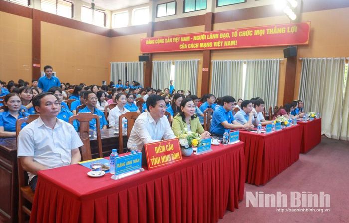 Các đại biểu dự hội nghị tại điểm cầu Ninh BÌnh.