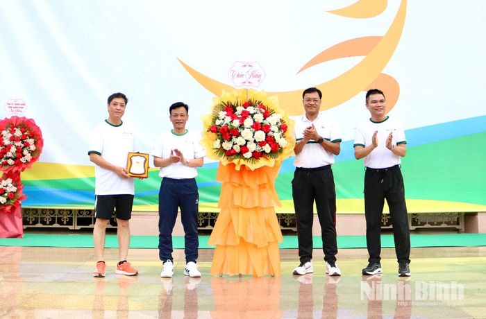 Đồng chí Đặng Hà Việt, Vụ trưởng Vụ Khoa học công nghệ, Đào tạo và Môi trường (Bộ Văn hóa, Thể thao và Du lịch), Phó Chủ tịch Ủy ban Olympic Việt Nam tặng hoa chúc mừng Ban tổ chức chương trình.