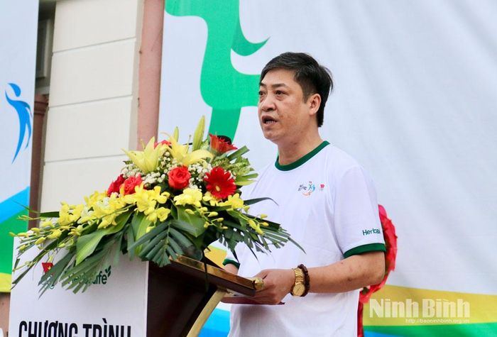 Lãnh đạo UBND phường Nam Định phát biểu khai mạc chương trình.
