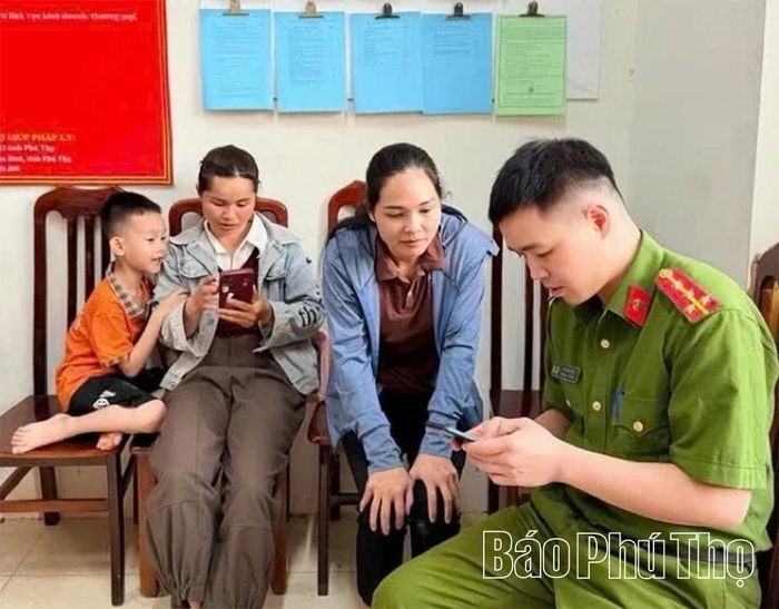Cán bộ Công an xã hướng dẫn người dân cài đặt, sử dụng các ứng dụng số và dịch vụ công trực tuyến, góp phần đưa chuyển đổi số đến gần hơn với người dân.