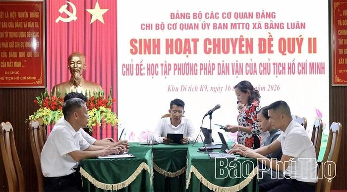 Đảng viên Chi bộ cơ quan Ủy ban MTTQ xã tham gia sinh hoạt chuyên đề quý II về học tập phương pháp dân vận của Chủ tịch Hồ Chí Minh.