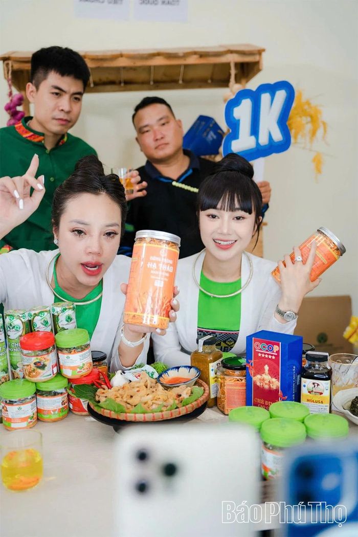Phiên bán hàng trực tiếp trên các nền tảng số, nhằm thúc đẩy tiêu thụ sản phẩm OCOP.