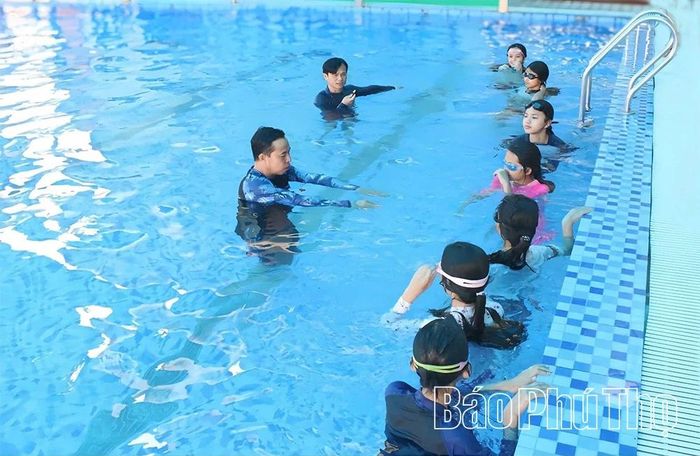 Tham gia lớp học bơi giúp trẻ rèn luyện kỹ năng bơi lội, nâng cao thể chất và phòng chống tai nạn đuối nước.