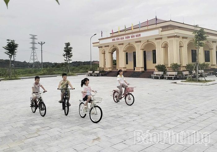 Hay đạp xe, vui chơi ngoài trời thay vì sử dụng điện thoại di động.