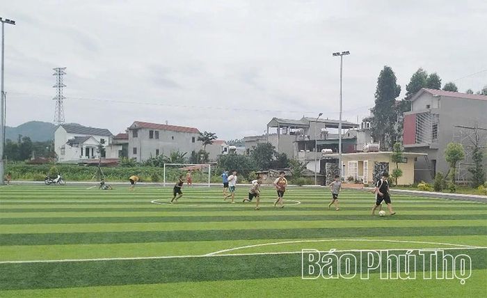 Trẻ em tham gia đá bóng tại sân nhà văn hóa.