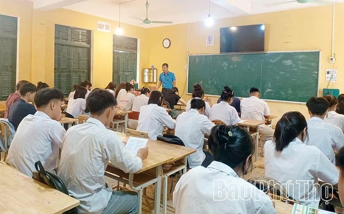 Các thầy cô ôn luyện dạng đề thi cho các em học sinh.