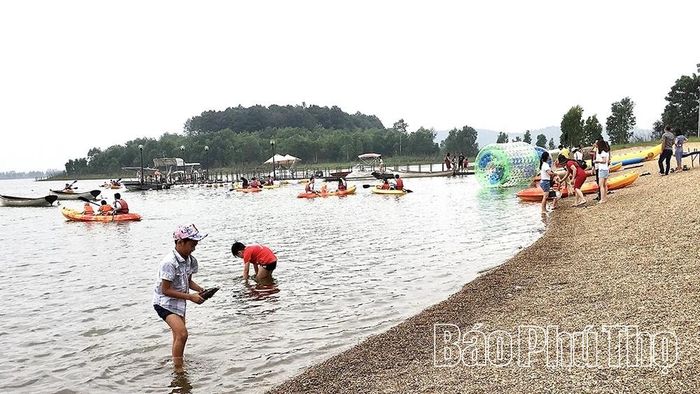 Một góc phía Bắc hồ Đại Lải.