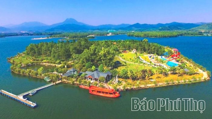 Đảo Ngọc - Hồ Đại Lải nhìn từ trên cao.