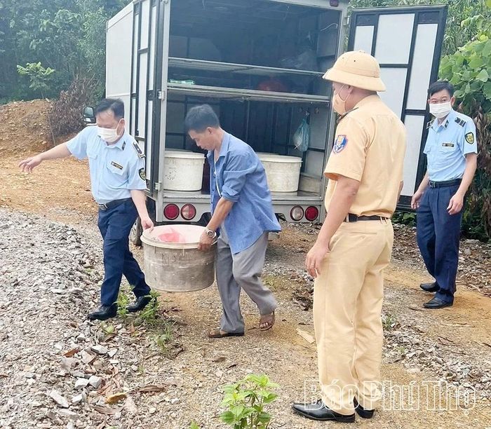 Lực lượng quản lý thị trường phối hợp với các đơn vị tổ chức tiêu hủy thực phẩm bẩn.
