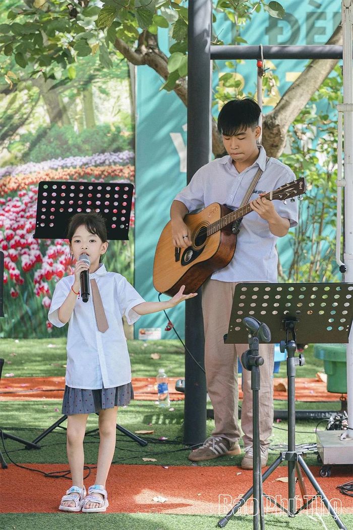 Học sinh tự tin thể hiện năng khiếu ca hát tại các hoạt động của “khu vườn âm nhạc”.
