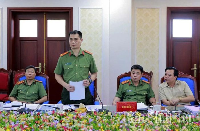 Đại biểu đại diện Công an tỉnh hướng dẫn kỹ năng phòng chống, phát hiện sử dụng công nghệ cao trong gian lận thi cử.