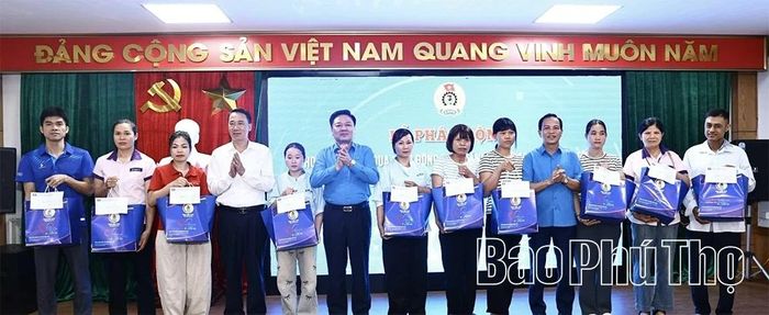 Lãnh đạo LĐLĐ tỉnh, Ủy ban MTTQ tỉnh trao 10 suất quà của Tổng LĐLĐ Việt Nam cho đoàn viên công đoàn có hoàn cảnh khó khăn.
