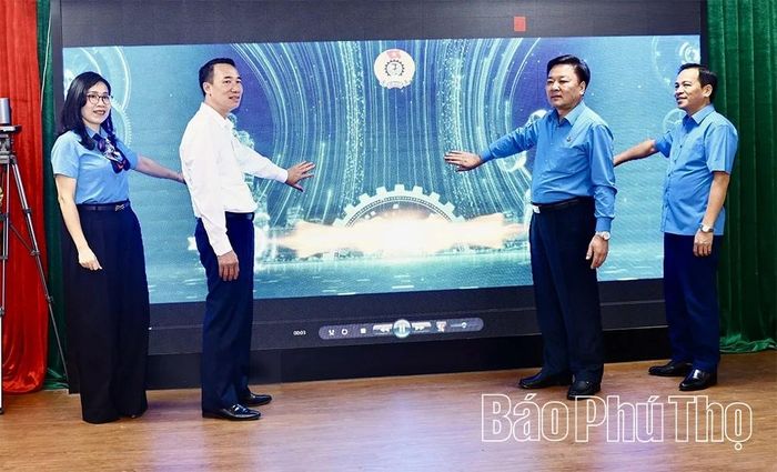 Lãnh đạo LĐLĐ tỉnh cùng các đại biểu thực hiện nghi thức hưởng ứng Lễ phát động phong trào thi đua “Lao động giỏi, năng suất cao, thu nhập tốt” giai đoạn 2026 - 2031.