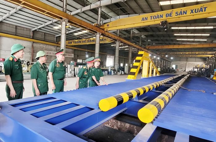 Thăm Nhà máy sản xuất chế tạo kết cấu thép của cựu chiến binh Đoàn Xuân Luyến - Ảnh: T.L