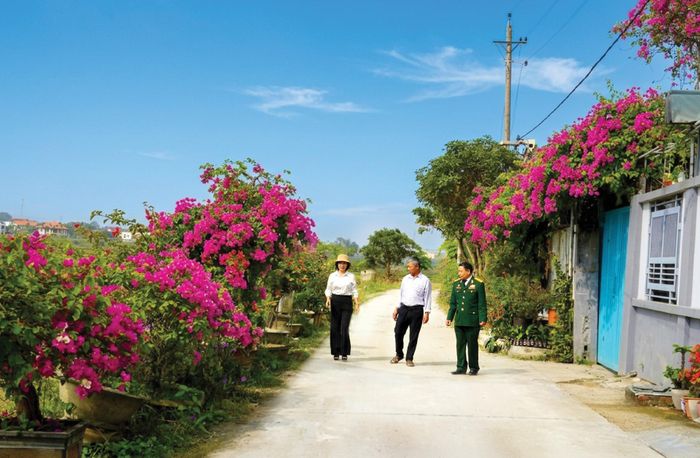 Đời sống ổn định, xã viên Hợp tác xã Dịch vụ nông nghiệp Đức Ninh đóng góp công sức xây dựng nông thôn mới, đô thị văn minh - Ảnh: H.Tr