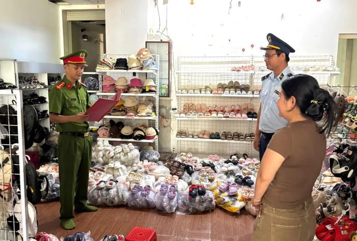 Lực lượng chức năng khởi tố vụ án, khởi tố bị can đối với 2 chủ cơ sở Bin Heo và AT shoes về tội "Xâm phạm quyền sở hữu công nghiệp" - Ảnh: CAQT