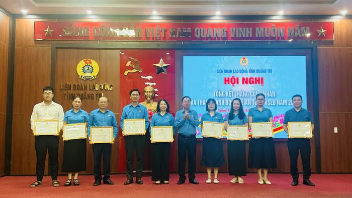 Các tập thể có thành tích xuất sắc trong triển khai các hoạt động Tháng Công nhân và Tháng Hành động về an toàn, vệ sinh lao động năm 2026 được nhận bằng khen của Ban Thường vụ Liên đoàn Lao động tỉnh - Ảnh: B.N