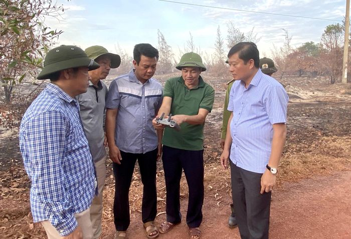 Đồng chí Chủ tịch UBND tỉnh Lê Hồng Vinh chỉ đạo công tác chữa cháy rừng tại xã Ninh Châu - Ảnh: H.N