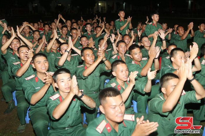 Chương trình nhận được sự cổ vũ nhiệt tình của các chiến sĩ mới.