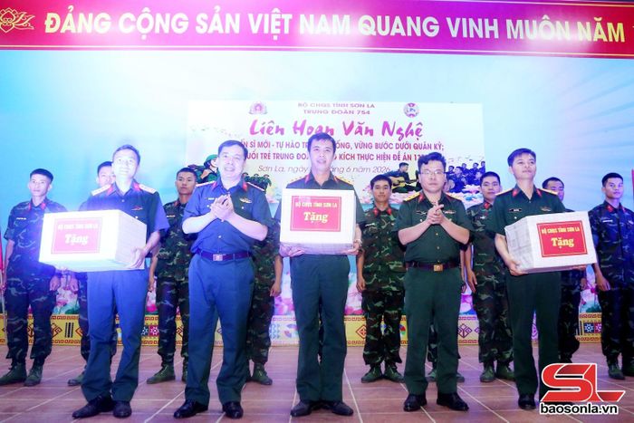 Các đại biểu tặng quà cho cán bộ, chiến sĩ và các đơn vị kết nghĩa tham gia chương trình liên hoan.