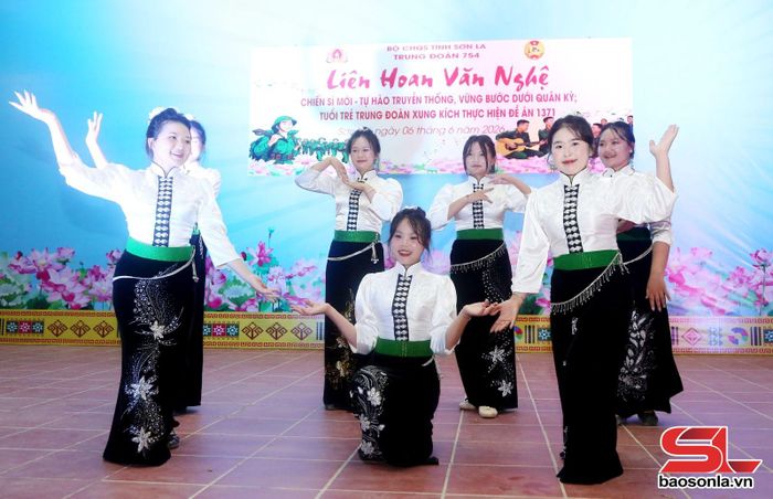 Tiết mục múa "Vũ điệu Tây Bắc" của ĐVTN Chi đoàn bản Bó, xã Chiềng Mung.