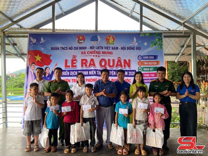 Trao quà cho trẻ em có hoàn cảnh đặc biệt khó khăn