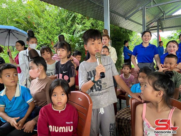Các em học sinh giao lưu trả lời câu hỏi kiến thức phòng chống đuối nước.