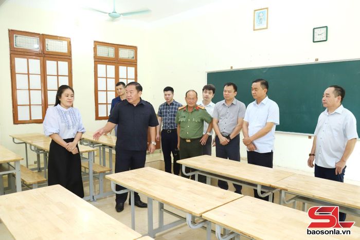 Đoàn kiểm tra công tác chuẩn bị cơ sở vật chất phục vụ Kỳ thi tốt nghiệp THPT năm 2026 tại điểm thi Trường THPT Mường Lầm, xã Mường Lầm.