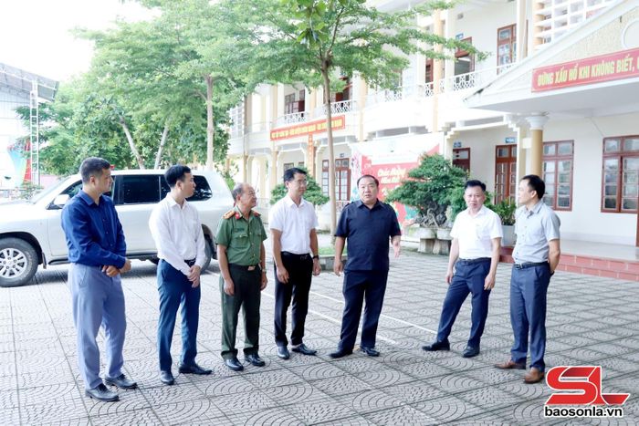 Đồng chí Phó Bí thư Tỉnh ủy, Chủ tịch Ủy ban MTTQ Việt Nam tỉnh, kiểm tra công tác chuẩn bị tổ chức Kỳ thi tốt nghiệp THPT năm 2026 tại điểm thi Trường THPT Chiềng Khương.