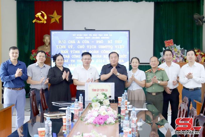 Đồng chí Phó Bí thư Tỉnh ủy, Chủ tịch Ủy ban MTTQ Việt Nam tỉnh tặng quà tại điểm thi Trường THPT Chiềng Khương.