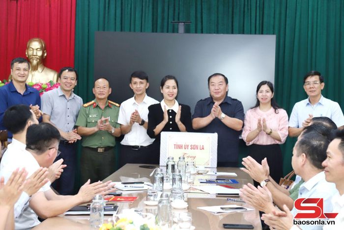 Đồng chí Phó Bí thư Tỉnh ủy, Chủ tịch Ủy ban MTTQ Việt Nam tỉnh tặng quà tại điểm thi Trường THPT Sông Mã, xã Sông Mã.