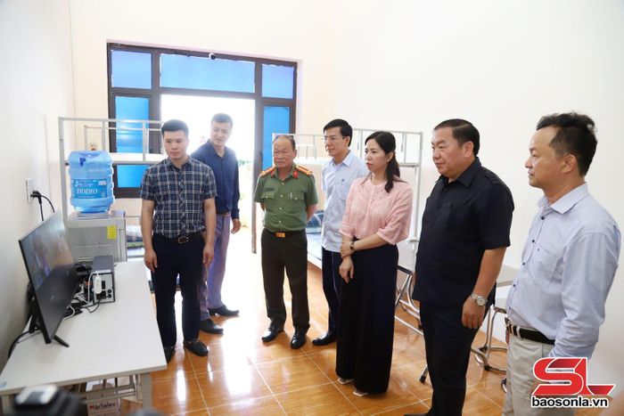 Đoàn kiểm tra tại phòng bảo quản đề thi tại điểm thi Trường PTDT Nội trú THCS và THPT Sông Mã.