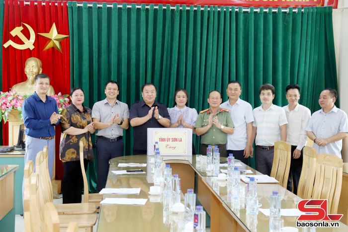 Đồng chí Phó Bí thư Tỉnh ủy, Chủ tịch Ủy ban MTTQ Việt Nam tỉnh tặng quà tại điểm thi Trường THPT Mường Lầm.