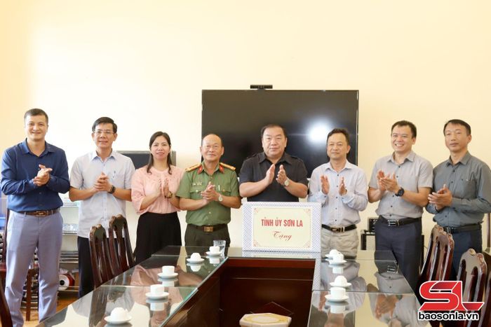 Đồng chí Phó Bí thư Tỉnh ủy, Chủ tịch Ủy ban MTTQ Việt Nam tỉnh tặng quà tại điểm thi Trường PTDT Nội trú THCS và THPT Sông Mã.