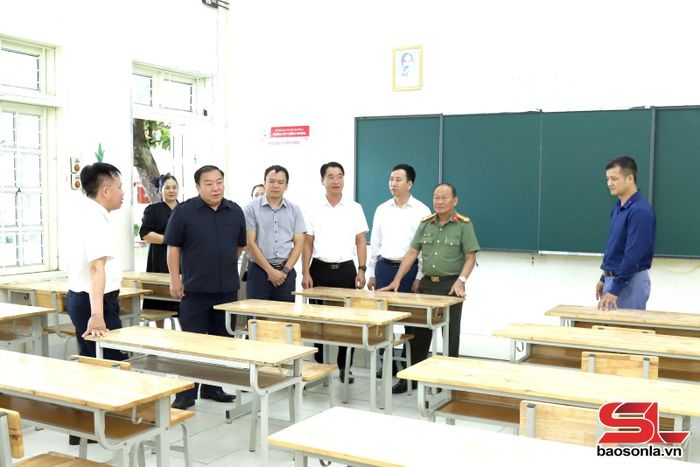 Đoàn kiểm tra cơ sở vật chất phục vụ tổ chức Kỳ thi tốt nghiệp THPT năm 2026 tại điểm thi Trường THPT Chiềng Khương, xã Chiềng Khương.