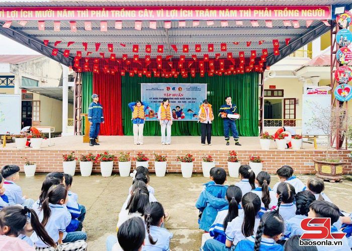 Đội CC&amp;CNCH khu vực 3, Phòng Cảnh sát PCCC và CNCH Công an tỉnh Sơn La phối hợp với Đoàn Thanh niên phường Mộc Châu và Trường TH&amp;THCS Mường Sang tập huấn phòng chống đuối nước cho các em học sinh.