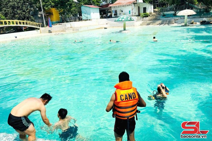 Cán bộ, chiến sĩ Đội CC và CNCH khu vực 6 dạy bơi cho các em nhỏ trên địa bàn xã Sông Mã.