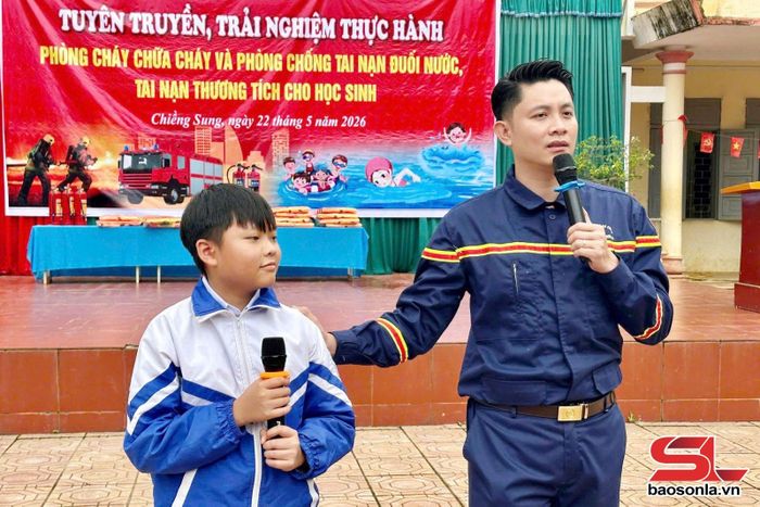 Đoàn xã Chiềng Sung phối hợp với các lực lượng chức năng tổ chức chương trình tuyên truyền, trải nghiệm thực hành PCCC và phòng chống tai nạn đuối nước cho học sinh trên địa bàn. Ảnh: PV
