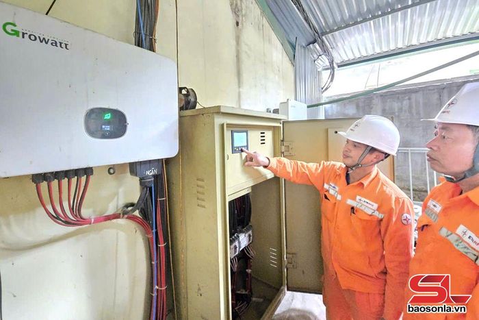 Cán bộ, công nhân Điện lực Phù Yên - Bắc Yên kiểm tra hệ thống điện.