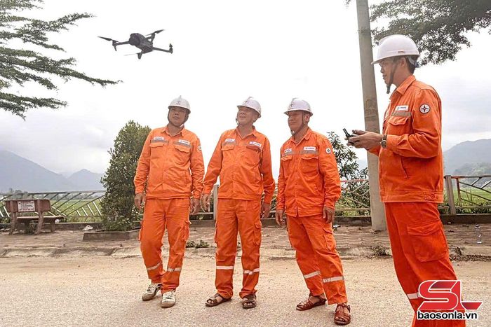 Cán bộ, công nhân Điện lực Phù Yên - Bắc Yên sử dụng flycam kiểm tra hệ thống điện.